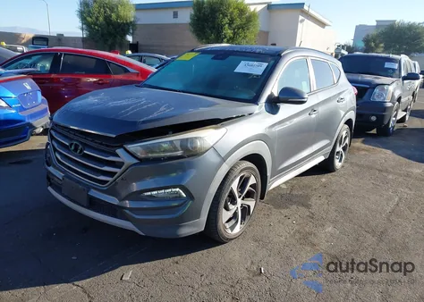 2017 Hyundai Tucson Value z USA, uszkodzony, nr VIN KM8J33A26HU562840